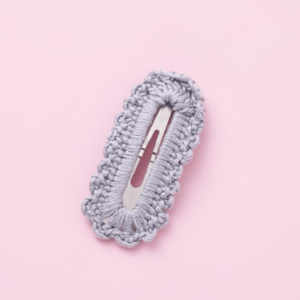 Crochet Haarclip  in “dusty grey”
